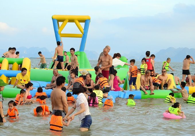 Biển Hạ Long ken đặc người ngày nghỉ lễ